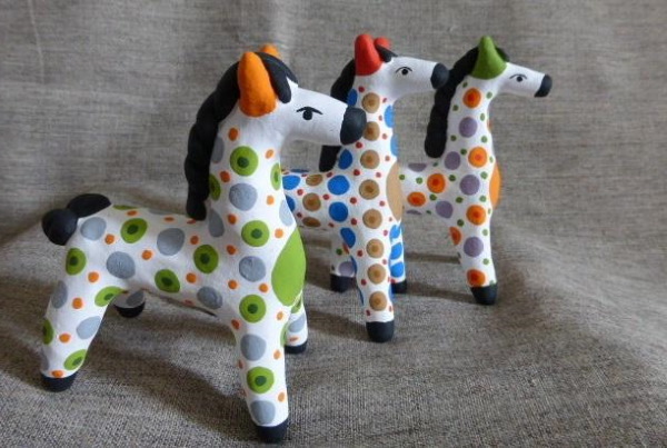 Dymkovo-Spielzeug aus Plastilin. Modellierung Schritt für Schritt