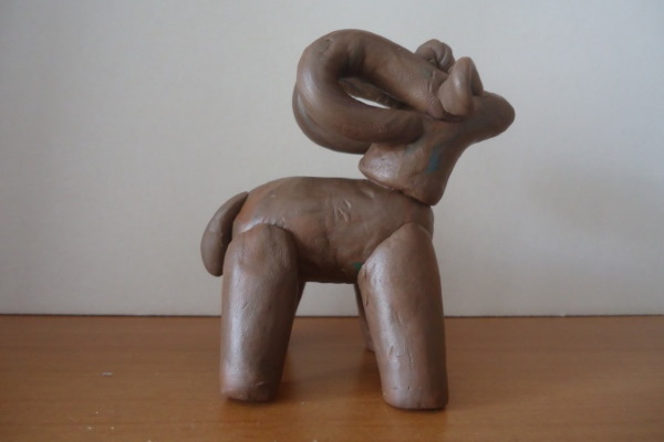 Dymkovo-Spielzeug aus Plastilin. Modellierung Schritt für Schritt