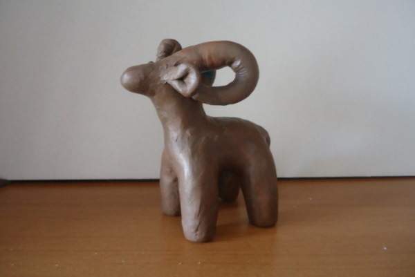 Dymkovo-Spielzeug aus Plastilin. Modellierung Schritt für Schritt