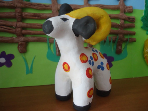 Dymkovo-Spielzeug aus Plastilin. Modellierung Schritt für Schritt