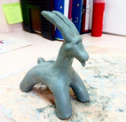 Dymkovo-Spielzeug aus Plastilin. Modellierung Schritt für Schritt