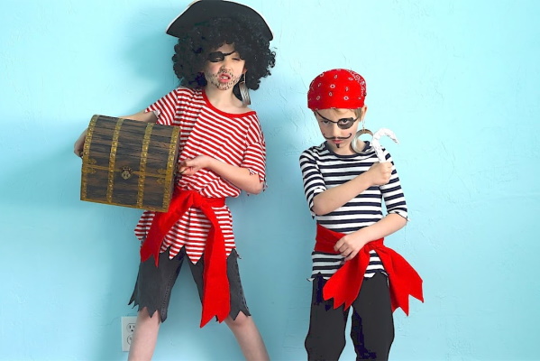 DIY-Piratenkostüm für einen Jungen aus Restmaterialien. Foto