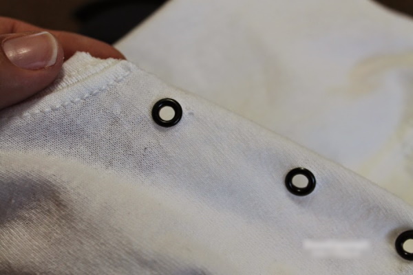 DIY-Piratenkostüm für einen Jungen aus Restmaterialien. Foto