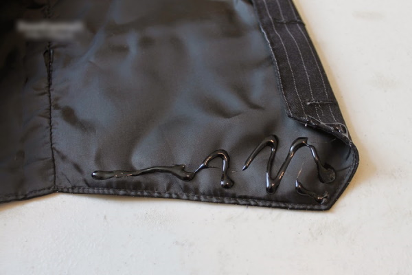 DIY-Piratenkostüm für einen Jungen aus Restmaterialien. Foto