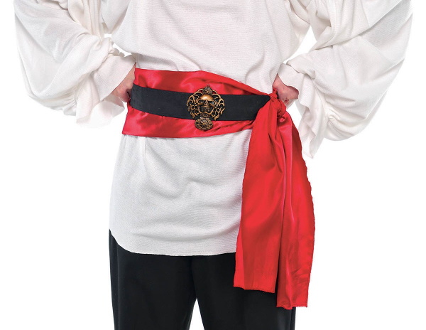 DIY-Piratenkostüm für einen Jungen aus Restmaterialien. Foto