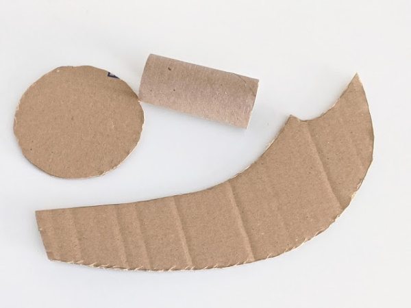 DIY-Piratenkostüm für einen Jungen aus Restmaterialien. Foto