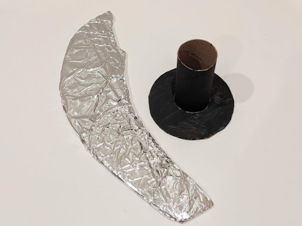 DIY-Piratenkostüm für einen Jungen aus Restmaterialien. Foto