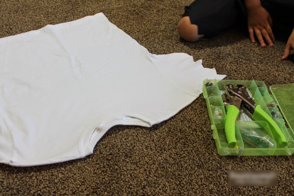 DIY-Piratenkostüm für einen Jungen aus Restmaterialien. Foto
