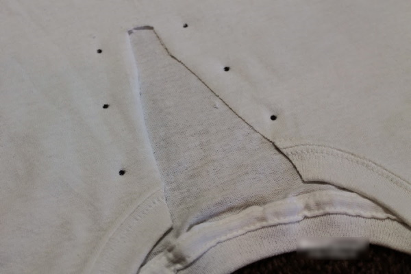 DIY-Piratenkostüm für einen Jungen aus Restmaterialien. Foto