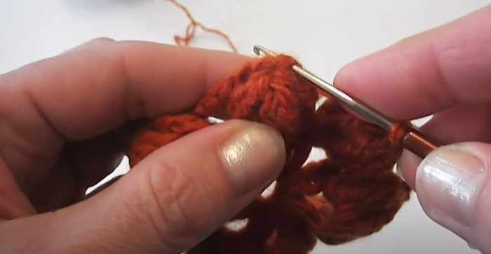 Gestrickte Tagesdecke für ein Sofa, gehäkelt. Schema mit Beschreibung