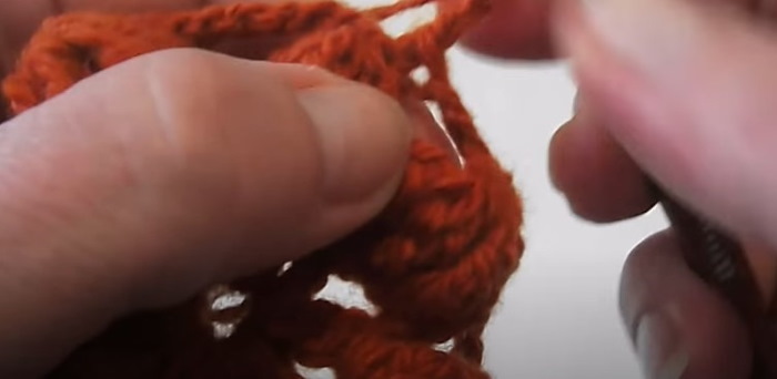 Gestrickte Tagesdecke für ein Sofa, gehäkelt. Schema mit Beschreibung