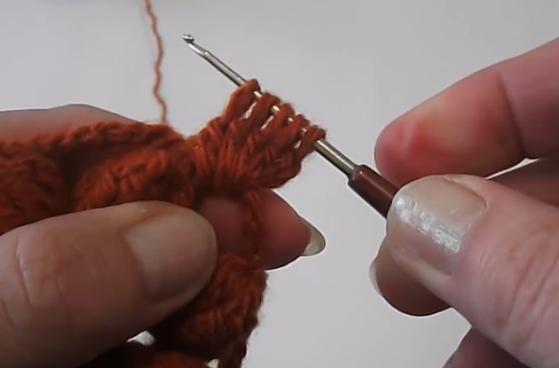 Gestrickte Tagesdecke für ein Sofa, gehäkelt. Schema mit Beschreibung