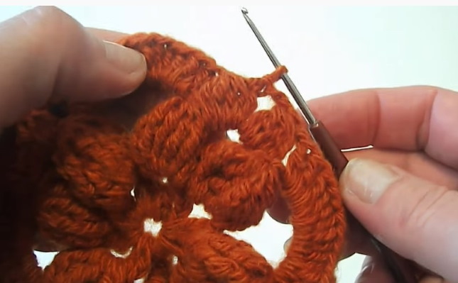 Gestrickte Tagesdecke für ein Sofa, gehäkelt. Schema mit Beschreibung
