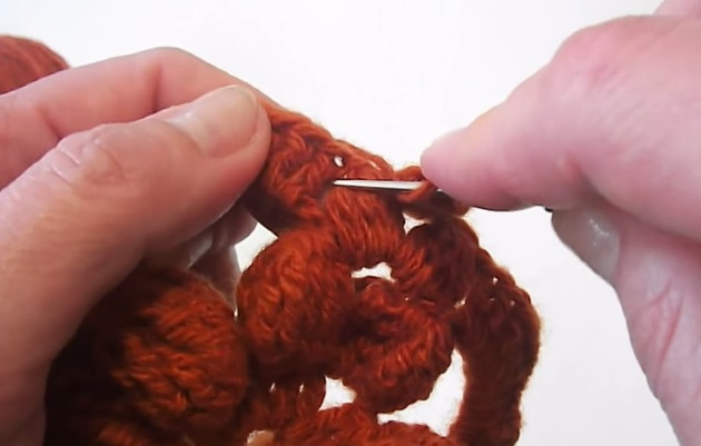 Gestrickte Tagesdecke für ein Sofa, gehäkelt. Schema mit Beschreibung