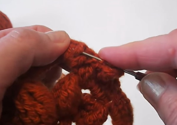 Gestrickte Tagesdecke für ein Sofa, gehäkelt. Schema mit Beschreibung