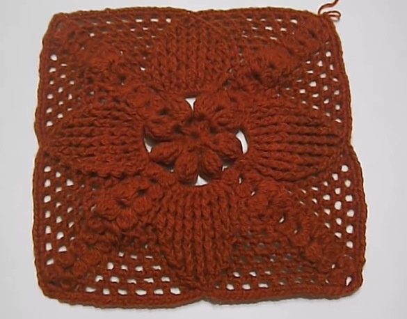 Gestrickte Tagesdecke für ein Sofa, gehäkelt. Schema mit Beschreibung