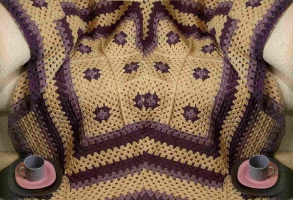 Gestrickte Tagesdecke für ein Sofa, gehäkelt. Schema mit Beschreibung