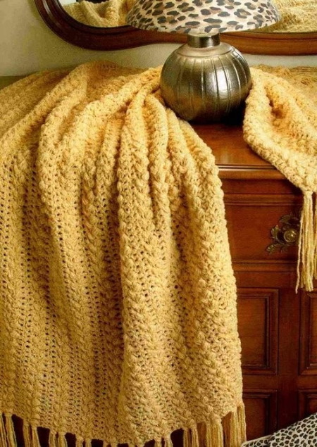 Gestrickte Tagesdecke für ein Sofa, gehäkelt. Schema mit Beschreibung