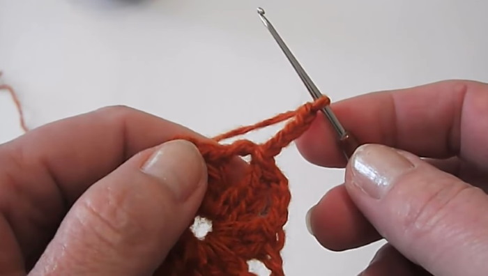 Gestrickte Tagesdecke für ein Sofa, gehäkelt. Schema mit Beschreibung