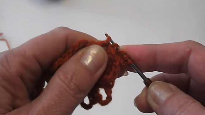 Gestrickte Tagesdecke für ein Sofa, gehäkelt. Schema mit Beschreibung