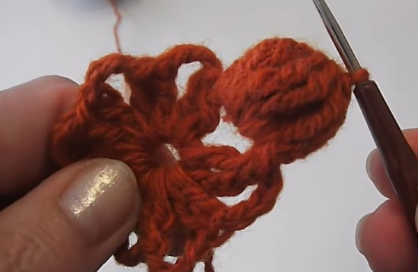 Gestrickte Tagesdecke für ein Sofa, gehäkelt. Schema mit Beschreibung