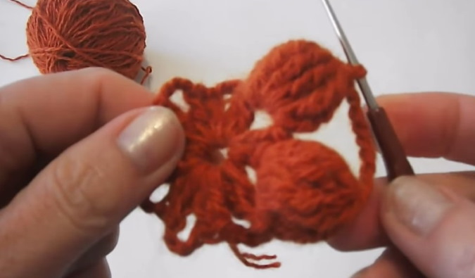 Gestrickte Tagesdecke für ein Sofa, gehäkelt. Schema mit Beschreibung