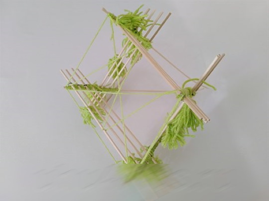 DIY-Garnknäuel-Blumenstrauß am Spieß
