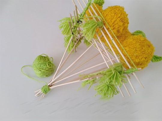 DIY-Garnknäuel-Blumenstrauß am Spieß