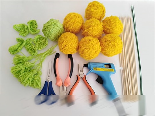 DIY-Garnknäuel-Blumenstrauß am Spieß