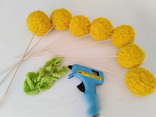 DIY-Garnknäuel-Blumenstrauß am Spieß