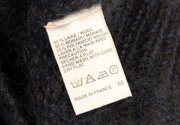 Mit Nadeln gestrickter Damenpullover aus Mohair. Schema mit Beschreibung