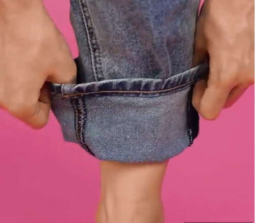 Wie man Jeans modisch hochkrempelt, den Po freihält, breite Damen
