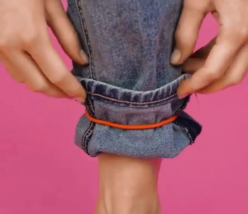 Wie man Jeans modisch hochkrempelt, den Po freihält, breite Damen