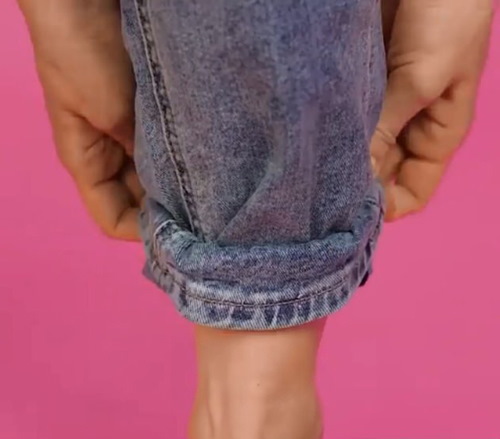 Wie man Jeans modisch hochkrempelt, den Po freihält, breite Damen