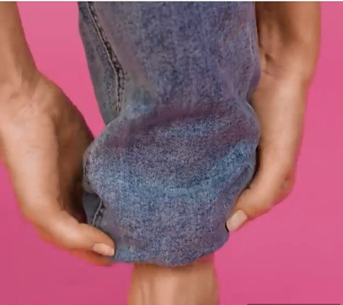 Wie man Jeans modisch hochkrempelt, den Po freihält, breite Damen