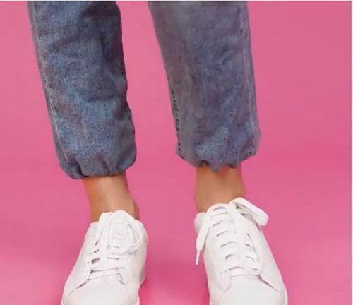 Wie man Jeans modisch hochkrempelt, den Po freihält, breite Damen