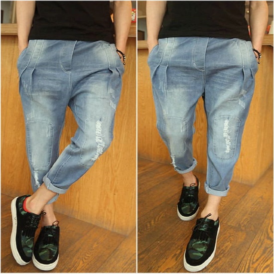 Wie man Jeans modisch hochkrempelt, den Po freihält, breite Damen
