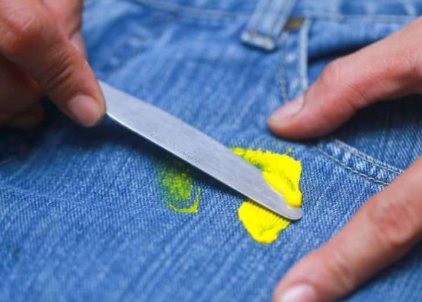 So entfernen Sie Farbe aus Jeans, wie Sie sie entfernen, waschen