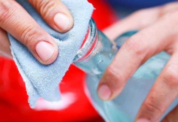 So entfernen Sie Farbe aus Jeans, wie Sie sie entfernen, waschen