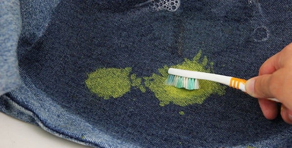 So entfernen Sie Farbe aus Jeans, wie Sie sie entfernen, waschen