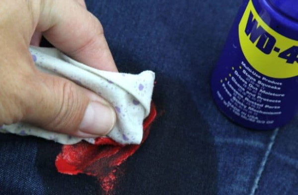 So entfernen Sie Farbe aus Jeans, wie Sie sie entfernen, waschen