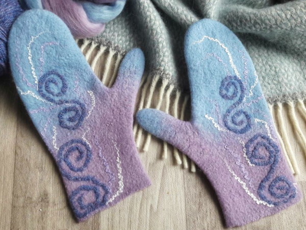 DIY-Fäustlinge aus gefilzter Wolle. Foto