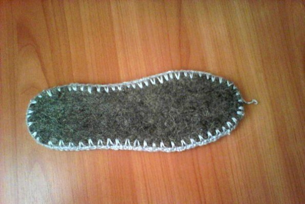 Gestrickte Hausschuhe mit Filzsohle für Anfänger. Schema