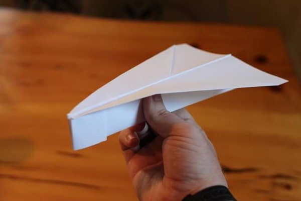 Wie man ein Papierflugzeug baut, das gut fliegt