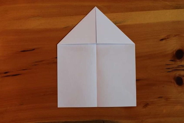 Wie man ein Papierflugzeug baut, das gut fliegt