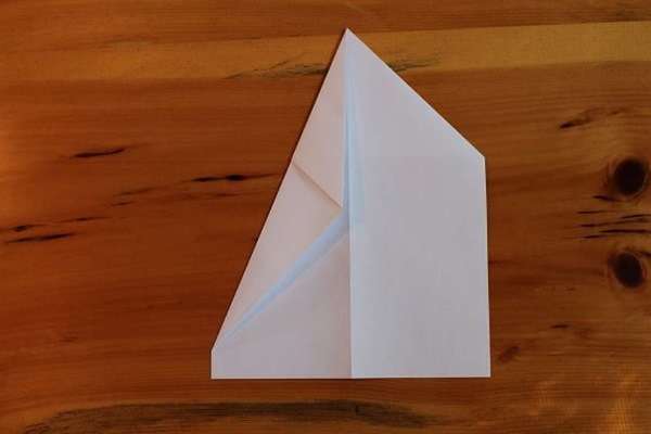 Wie man ein Papierflugzeug baut, das gut fliegt