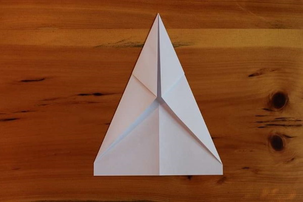 Wie man ein Papierflugzeug baut, das gut fliegt