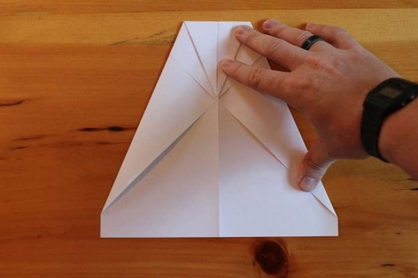 Wie man ein Papierflugzeug baut, das gut fliegt