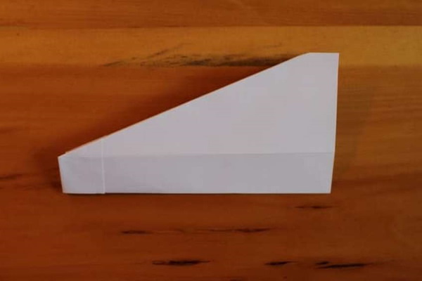 Wie man ein Papierflugzeug baut, das gut fliegt