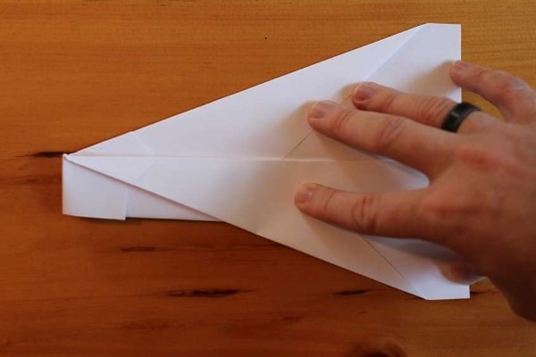 Wie man ein Papierflugzeug baut, das gut fliegt